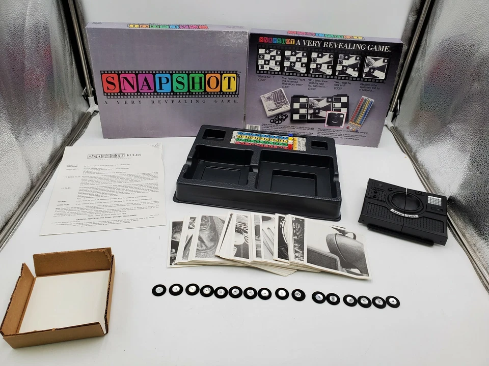SNAPSHOT 1989 A VERY REVEALING GAME CADACO PARTY DEDUCTION CARD BOARD NO. 900 - Image 1 of 1