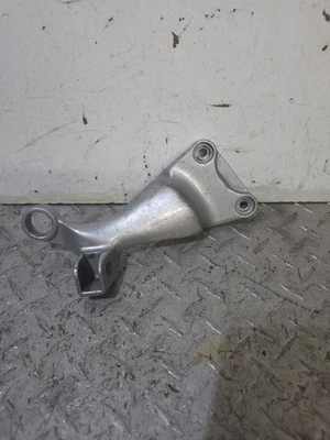 Suzuki GSX1300R 1999-2007 HAYABUSA OEM FÁBRICA PASAJERO DERECHO SOPORTE TRASERO Foto 1 de 4