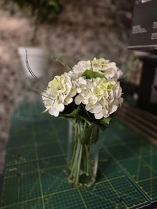 ABELLA Flora künstl. Blumenstrauß Glasvase Wasserillusion - Bild 1 von 6