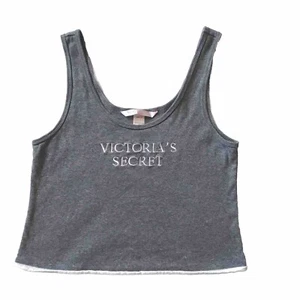 Y2K 01 00s Victoria's Secret kurz geschnittenes graues Spruch-Tanktop Größe Large Baumwolle gebraucht, in einwandfreiem Zustand - Bild 1 von 8