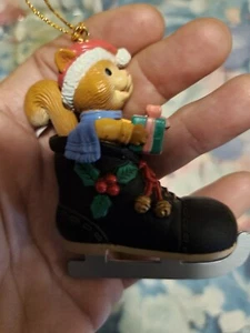 Vintage Collectible Trim A Home Christmas Ornament Squirrel In Ice Skate 1990s  - Bild 1 von 5