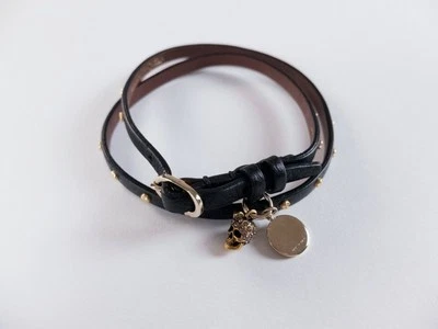 ALEXANDER MCQUEEN pulseira de couro preta 3x cravejada com charme de caveira autêntica - Imagem 1 de 4