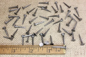 CHIODI 3/4” quadrati 50 quantità rotondi piccoli brads testa piatta stile antico vintage - Foto 1 di 4