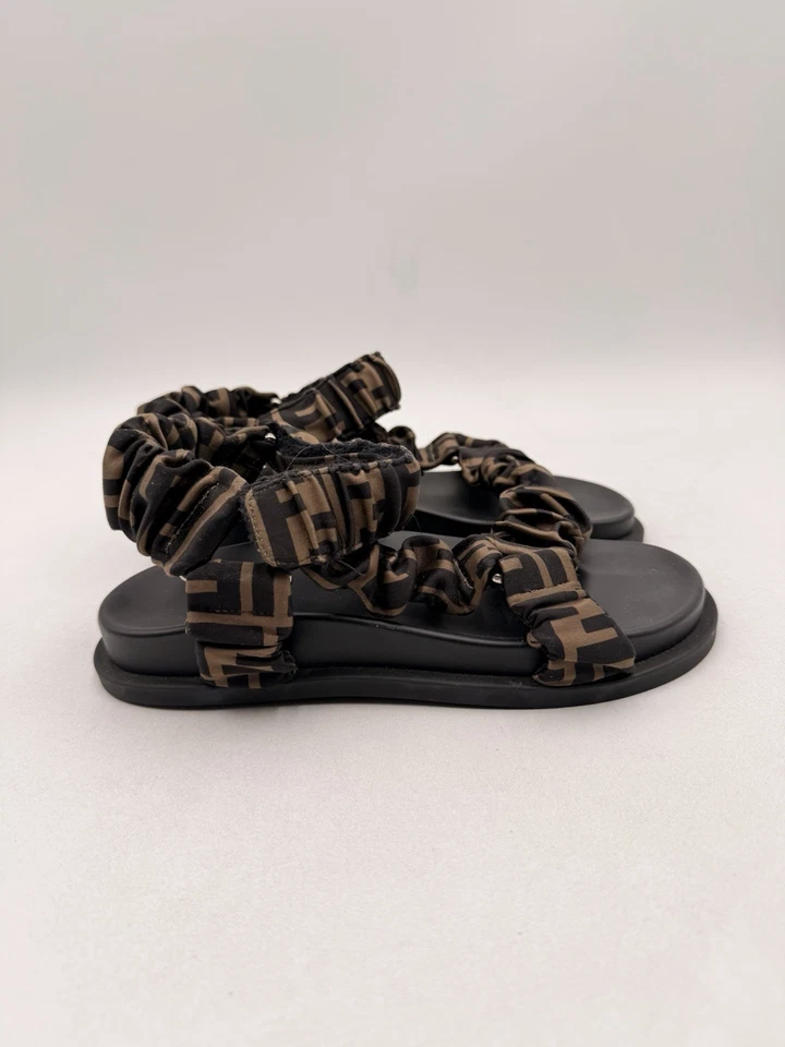 Sandalias Fendi Fell de tela marrón satinado con correa al tobillo para mujer talla 35,5 Foto 1 de 4