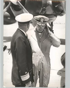 KARINE Konteradmiral FRANK AKERS & Kommandant EDWARD ROBERT 1952 Pressefoto - Bild 1 von 2