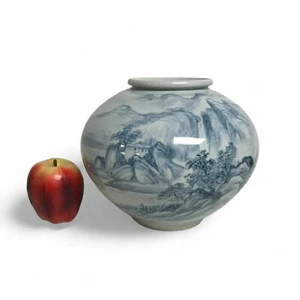 Vaso in porcellana coreana con decorazione paesaggio - Foto 1 di 6