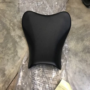 Suzuki GSXR1000K7 Seat 45100-21H00-6BY NEW - Picture 1 of 12