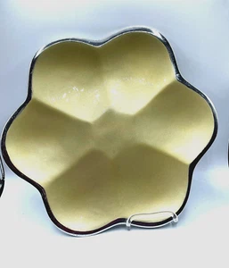 Plato para servir esmaltado dorado con flores de 6 pétalos Nambe MT0245 14-1/2 pulgadas - Imagen 1 de 6
