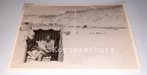 Mann im Strandkorb liest Zeitung Kampen Sylt 1956 Strand Urlaub Vintage Foto  - Bild 1 von 3