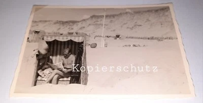 Mann im Strandkorb liest Zeitung Kampen Sylt 1956 Strand Urlaub Vintage Foto  - Bild 1 von 3