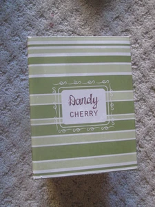 NIOB Scentsy - DANDY CHERRY - Steckbarer Wand Wachswärmer - Rot mit Blumenmuster - Bild 1 von 2