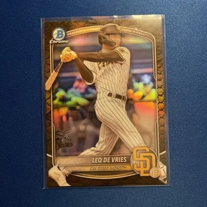Bowman 2025 - Chrome Prospects Leo De Vries #BCP-59 Reptilian Refractor (RC) - Imagen 1 de 2