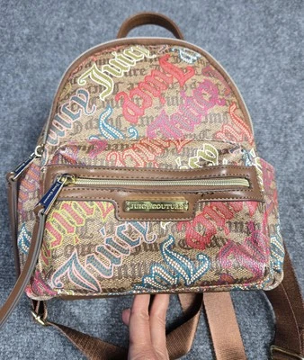 Mini Mochila Cartera Juicy Couture Marrón y Rosa Logo Repetir Multicolor  Foto 1 de 4