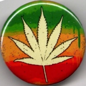CANNABIS LEAF Pin Button Badge 25mm - WEED MARIJUANA HASH DRAW BLOW SKUNK GRASS - Picture 1 of 2