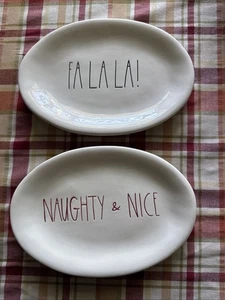 Rae Dunn NAUGHTY & NICE FALALA 8" ovale Keramik Teller Weihnachten 2er Set - Bild 1 von 4