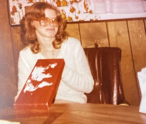 1970s Pretty Young Woman Girl Holding Box w/ World Map Glasses Orig Photo P3n15 - Picture 1 of 8