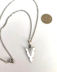 ** NATIVE INDIAN TRIBAL WARRIOR ** ARROW PENDANT / NECKLACE * * 42 cm CHAIN - Picture 1 of 5