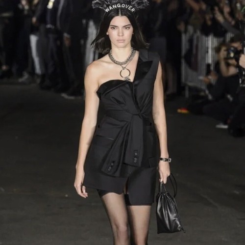 Abito smoking ALEXANDER WANG con cravatta decostruita davanti 2