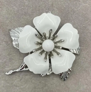 Sarah Coventry Enamel Flower Brooch Pin Summer Magic White Silver Tone Scratches - Picture 1 of 6