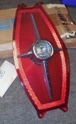 Lente de lámpara trasera Ford Ranch Wagon 1965 nuevo de Lote Antiguo C5AZ-13450-E1 Foto 1 de 3