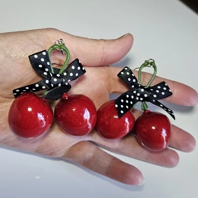 Pendientes Cereza Roja con Arcos Polkadot Retro Rockabilly Frutas Gancho Halloween Años 50 Foto 1 de 4