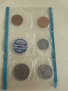 1972 P Uncirculated Mint Set – 5 Coins + Mint Token (Blue Stripe) - Picture 1 of 5