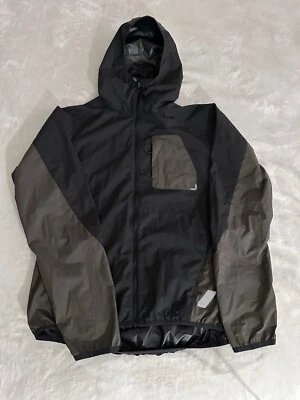 Chaqueta cortavientos ligera con capucha talla L de ZARA para hombre Athleticz Foto 1 de 4
