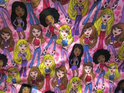 Muñecas de moda Bratz Diseño de tela rosa con tacto satinado 56" x 50" Foto 1 de 4