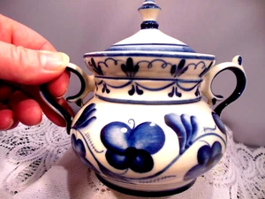 VTG BERIOZKA BLUE & WHITE RUSSIAN POTTERY SUGAR BOWL w/LID & FLORAL PATTERN - Bild 1 von 10