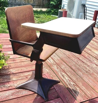 Escritorio y silla escolar marca WELFARE años 20 hierro fundido madera maciza  Foto 1 de 4