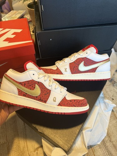 Air Jordan 1 basso SE ""Picche"" (GS) 7Y. Rosso bianco e oro. Nuovissimo di zecca!