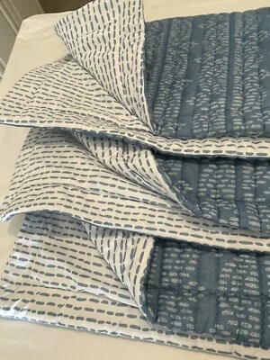 "Edredón Martha Stewart talla Queen con 3 fundas de almohada reversible azul/blanco 90x90""" Foto 1 de 4