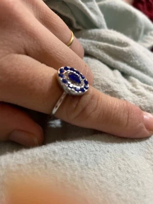 Anillo de zafiro azul creado en laboratorio y pendientes de zafiro azul Foto 1 de 4