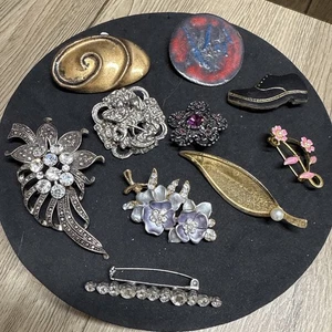 VINTAGE & Modern Brooch Job Lot Mixed Bundle Pretty 10 Lapel Pin Wear Resell - Picture 1 of 11