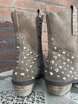 Botas al tobillo Bakers de gamuza con tachuelas para mujer talla 8,5 cuero topo pull-on Foto 1 de 4