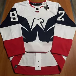 Camiseta Adidas Evgeni Kuznetsov Washington Capitals 2023 NHL Stadium Series 52 - Imagen 1 de 7