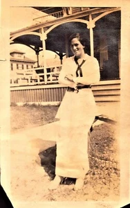 Trovato antico snapshot donna appoggiato su binario 2,5"X 4,5" 1914 portico - Foto 1 di 3