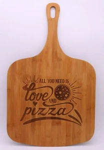 TABLA DE CORTAR PALETA DE PIZZA DE BAMBÚ GRABADA CON LÁSER TODO LO QUE NECESITAS ES AMOR Y PIZZA  - Imagen 1 de 2