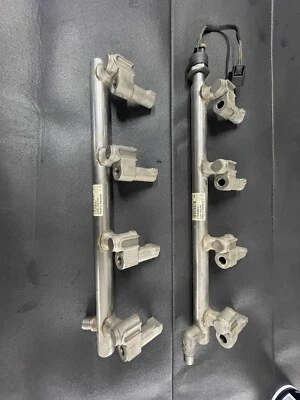 2010-2015 Jaguar XF 5.0L V8 conjunto de trilho de combustível motor esquerdo e direito fabricante de equipamento original AK2204153 - Imagem 1 de 4