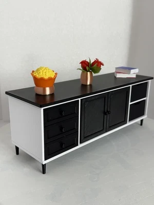 Prateleira/móveis de armazenamento para casa de bonecas escala 1:6 com gavetas pretas. Boneca impressa em 3D. Sem boneca - Imagem 1 de 4