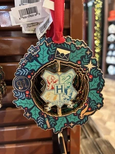 Universal Studios Harry Potter Holiday 25 Hogwarts Crest Wreath Spinner Ornament - Picture 1 of 1