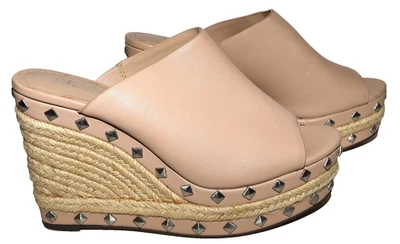 Plataformas de tacón de cuña con tachuelas de cuero sintético beige Charles David talla 7 XN Foto 1 de 4