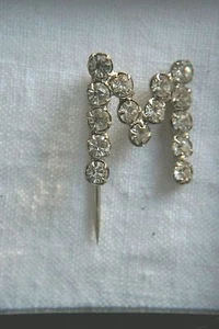 * BIJOU FANTAISIE ANCIENNE BROCHE EPINGLE STRASS LA LETTRE M 1.5 cm - Picture 1 of 2