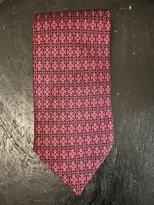 Corbata roja del Museo Metropolitano de Arte con detalles plateados de la Torre Eiffel  Foto 1 de 3