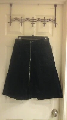 Saia Bebe, Feminina tamanho 4, Cordoroy Preta, Zíper Prata Frente Completa, Bolsos, Excelente Estado Usado - Imagem 1 de 4