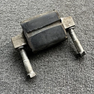 Johnson Evinrude OMC 395539 montaje superior de goma usado Foto 1 de 4