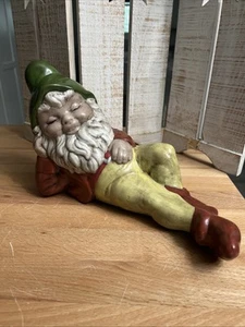 (636). Keramik Gartenzwerg 1982, signiert, grün & rot, liegend, ca. 12 Zoll - Bild 1 von 23