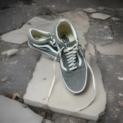 Zapatos Vans talla juvenil 7. Gris con logo blanco. Puntera y tacón de gamuza Foto 1 de 4