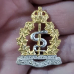 Insignia de oficial de cuello del cuerpo médico de la Segunda Guerra Mundial KC - Imagen 1 de 4