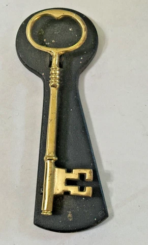 Vintage Virginia Metalcrafters 1948 EVELYN JAHNCKE Skeleton Key Door Knocker Cover